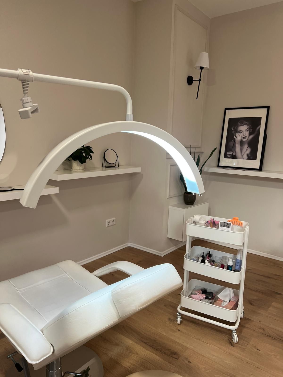 Behandlungsliege im Augenbrauenstudio Ema Brow Aesthetic in Bochum
